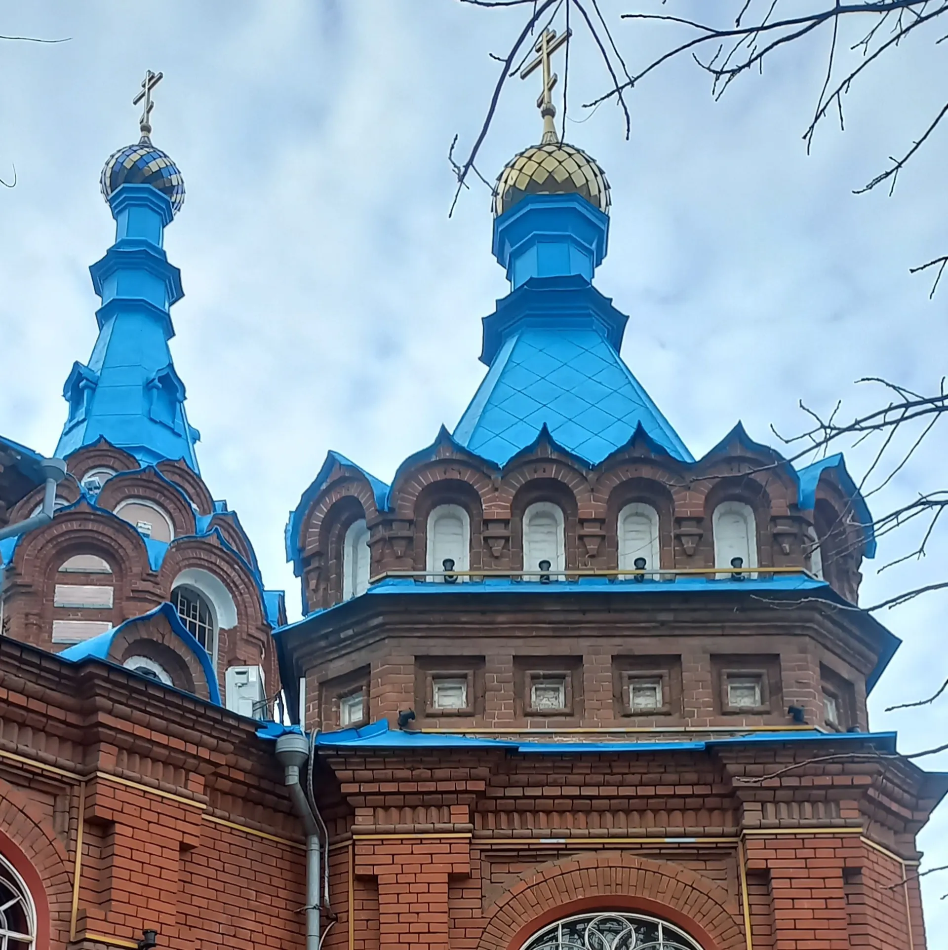 Свято-Георгиевский храм. Храм во имя Георгия Победоносца был освящен 30 ноября 1903 года. Здание было построено в русском стиле.  Свято-Георгиевский храм