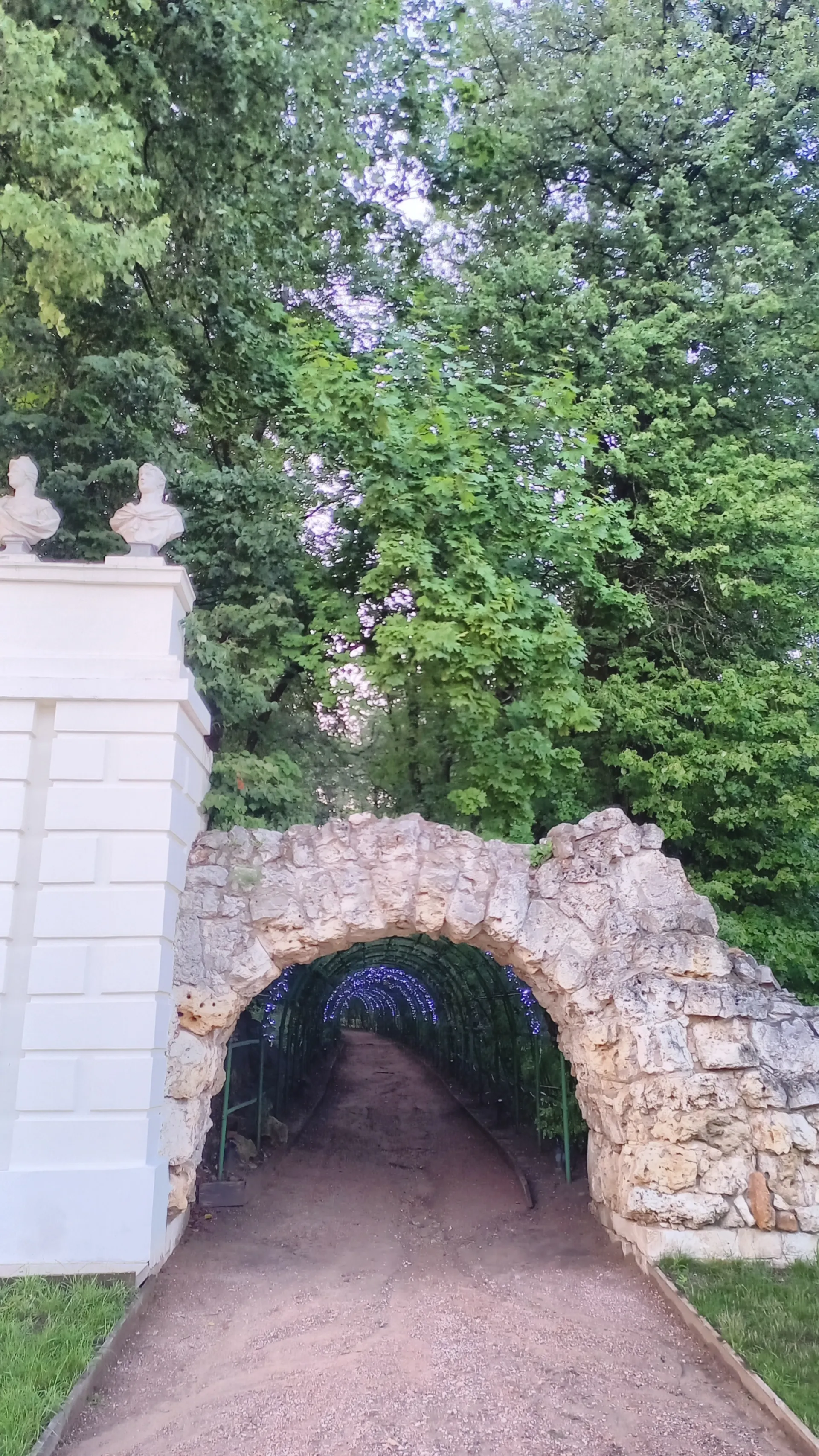 каменная арка-грот (пергола) в парковой зоне музея-усадьбы «Архангельское»