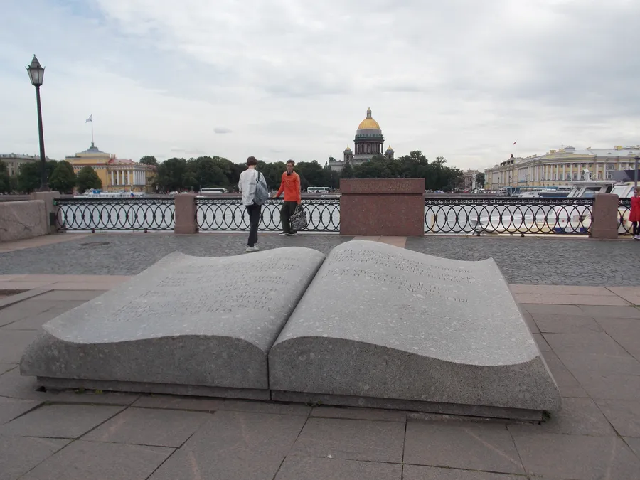 Памятник "Открытая книга"