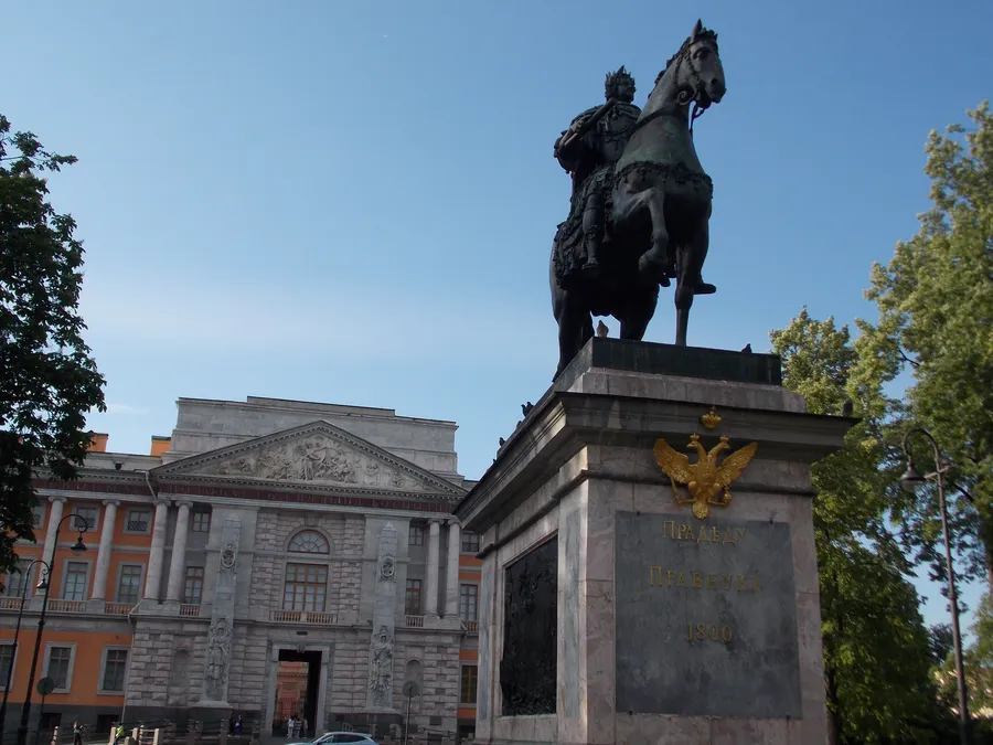 Памятник Петру