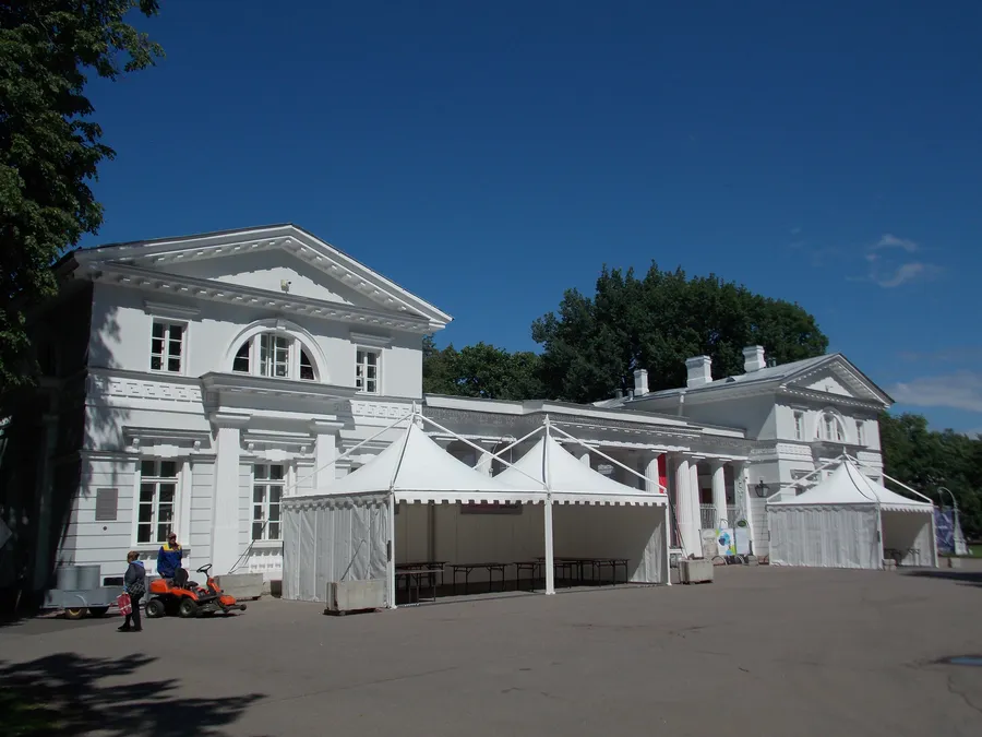 Конюшенный корпус