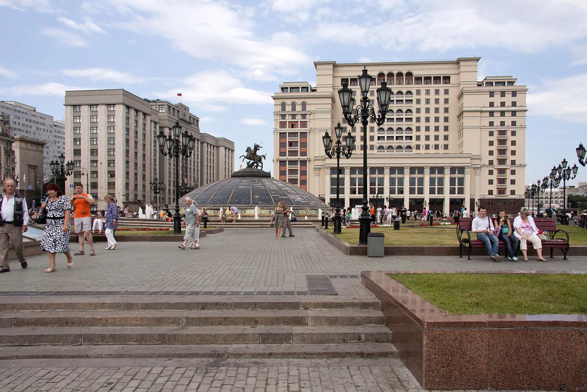 Метро "Охотный ряд", Манежная площадь