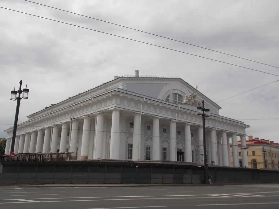 Меншиковский дворец, Стрелка Васильевского острова, Университетская набережная