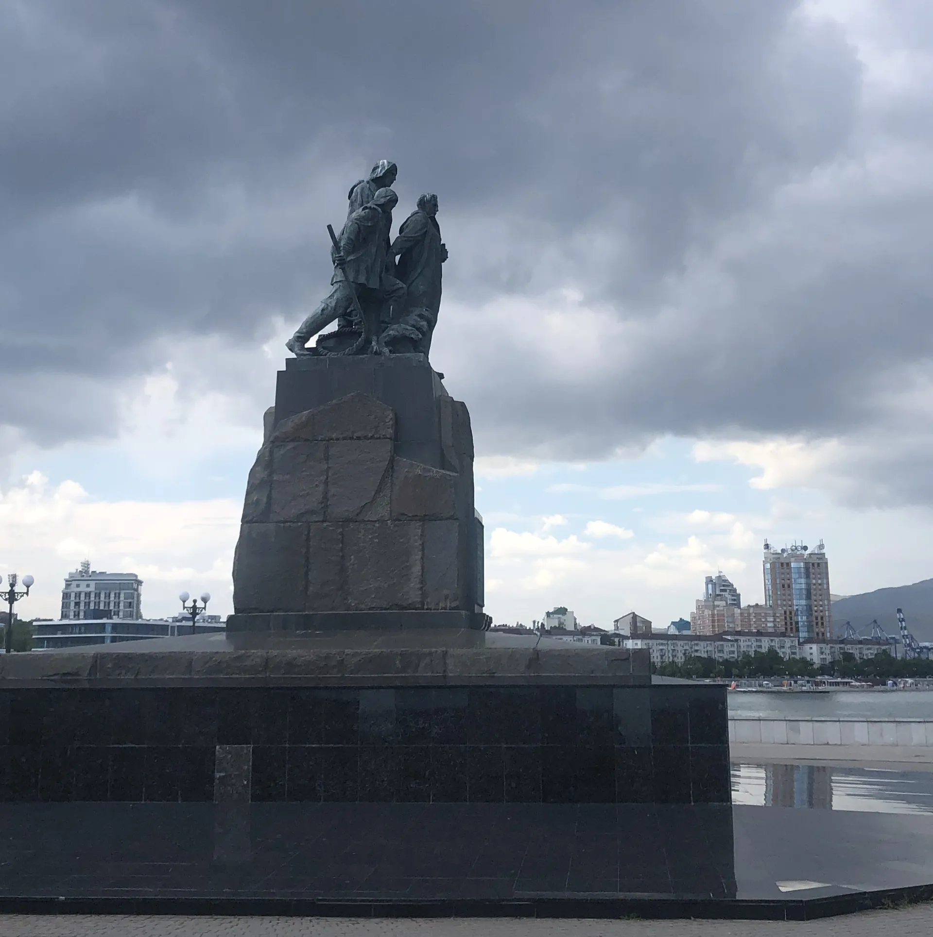 Памятник погибшим рыбакам сейнера «Уруп»