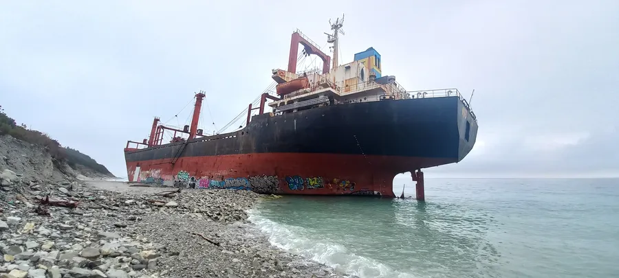 На берегу находится корабль РИО